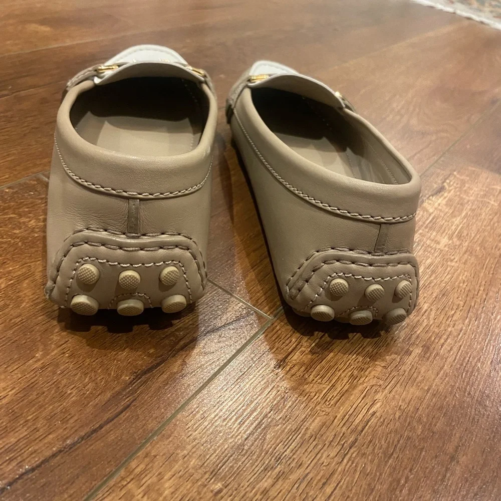 Louis Vuitton Cream and Tan Loafers with Gold Logo - Picture 4 of 7